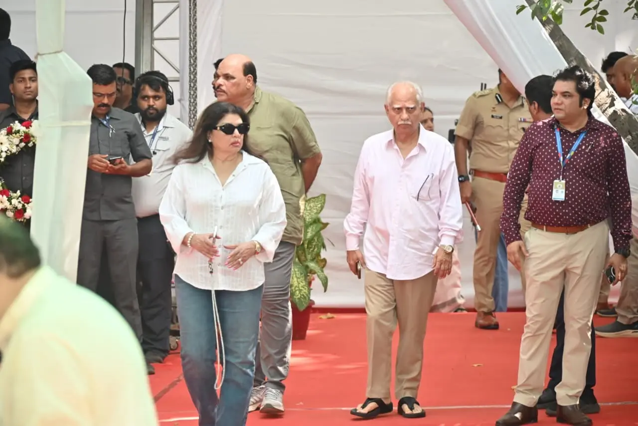 Ramesh Sippy and his wife were seen arriving at Shivaji Park for Asha Bhosle's funeral.